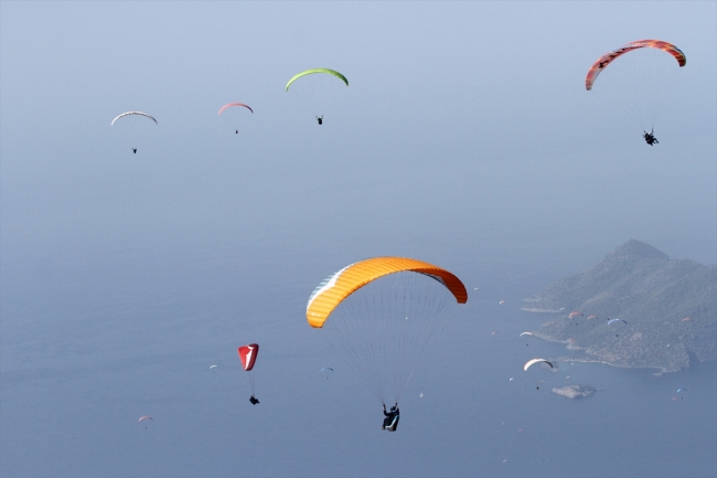 Fethiye'de paraşütçülerin gökyüzündeki görsel şovu ilgiyle izlendi